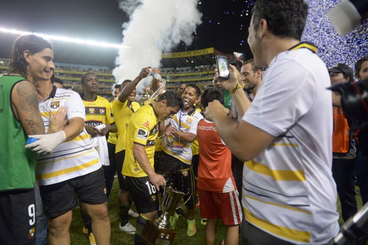 Oyola celebr&oacute; con "ba&ntilde;o" incluido la obtenci&oacute;n de la Copa. Foto: Miguel Castro / El Tel&eacute;grafo