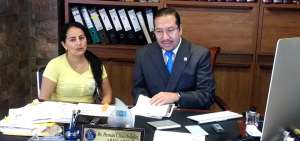 El estudio jur&iacute;dico de Ulloa examina el caso para encontrar la forma de revertir la situaci&oacute;n legal de la afectada.