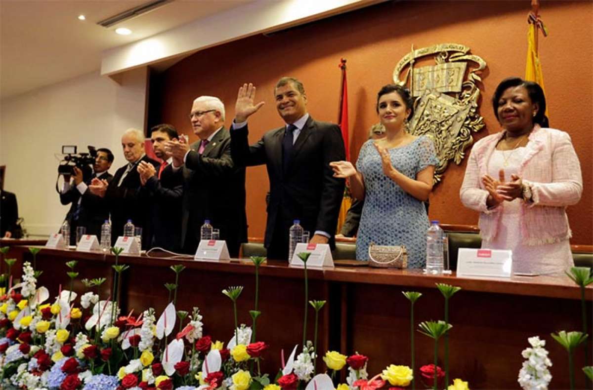 Rafael Correa felicit&oacute; a todos los azuayos durante la Sesi&oacute;n Solemne por los 195 a&ntilde;os de Independencia de Cuenca. Foto: Presidencia de la Rep&uacute;blica