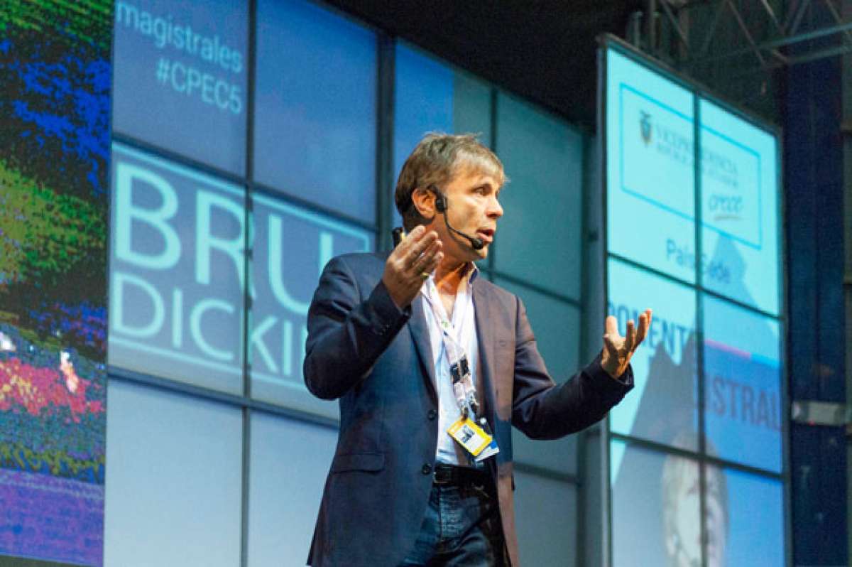 Bruce dijo que las redes sociales no establecen nexos tan fuertes como los de las bandas con sus seguidores. Foto: Miguel Jim&eacute;nez / El Tel&eacute;grafo
