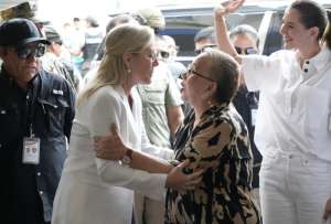 La asambleísta Anabella Azín votó en Guayaquil