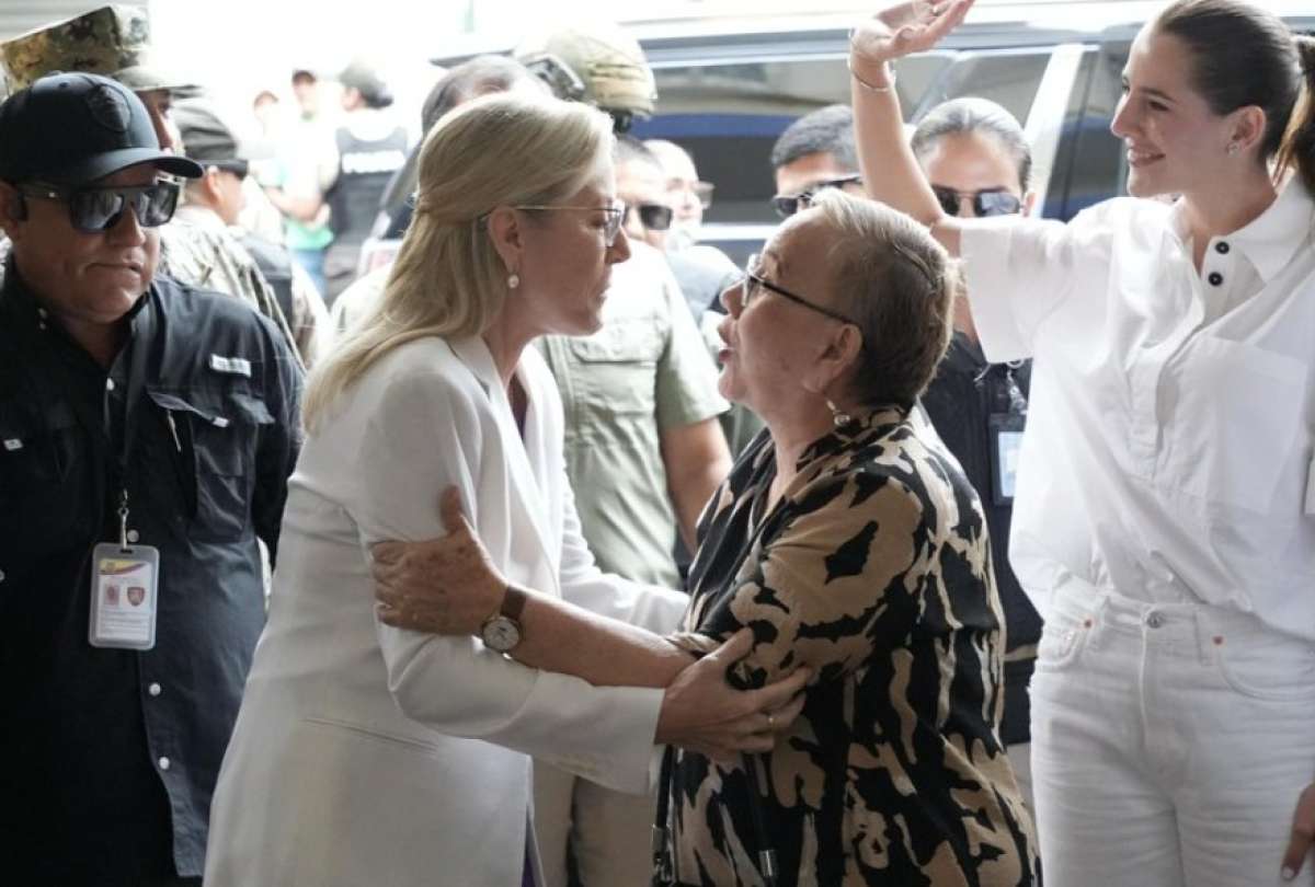 La asambleísta Anabella Azín votó en Guayaquil