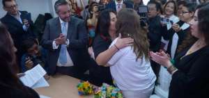 El lunes las activistas Pamela Troya y Gabriela Correa se casaron en Quito. 