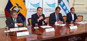 Edisson Garz&oacute;n (c), presidente del Directorio de Empresas P&uacute;blicas, durante una rueda de prensa. 