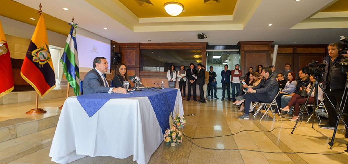 El representante del Banco de Desarrollo de Am&eacute;rica Latina y la prefecta de Pichincha durante la firma del convenio de financiamiento de obra.