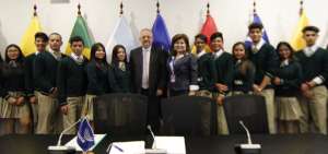 Estudiantes aprenden en Unasur