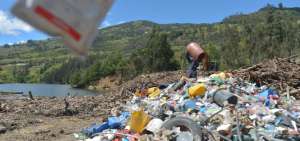 Pl&aacute;sticos, animales muertos y palizadas llegan hasta la cola del r&iacute;o Paute, a la altura del cant&oacute;n Guachapala. La contaminaci&oacute;n preocupa a las autoridades.