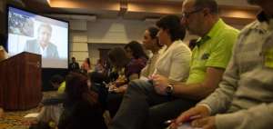 El exvicepresidente de la Rep&uacute;blica, Len&iacute;n Moreno, ofreci&oacute; una charla a trav&eacute;s de una videoconferencia, la que escuchan con atenci&oacute;n dirigentes de PAIS.