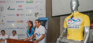El exciclista Pedro Rodr&iacute;guez (c) dio detalles de la competencia durante la presentaci&oacute;n que se realiz&oacute; en Quito.