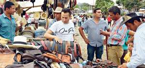 Como parte del festival se colocaron puestos donde se ofrecieron productos diversos como sombreros, carteras, cinturones de cuero y otros materiales.