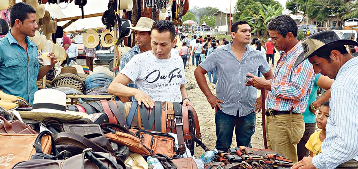 Como parte del festival se colocaron puestos donde se ofrecieron productos diversos como sombreros, carteras, cinturones de cuero y otros materiales.