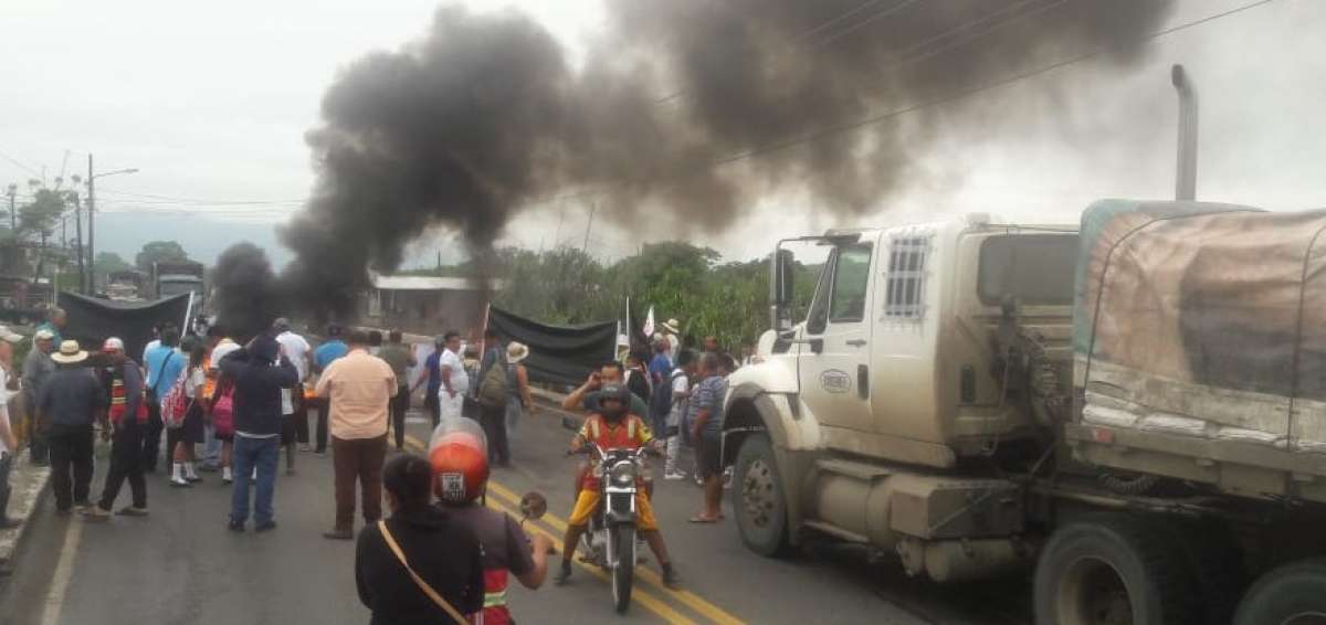Cierre de v&iacute;a por protesta campesina en la provincia de Manab&iacute;.
