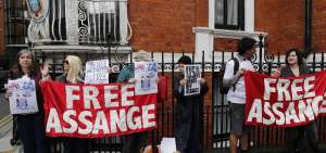 Seguidores del l&iacute;der de WikiLeaks exigieron su libertad en los exteriores de la Embajada de Ecuador en Londres. 