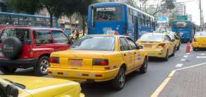 Los representantes del gremio de taxistas de Pichincha, ayer en rueda de prensa, anunciaron movilizaciones para que se reanude la legalizaci&oacute;n.