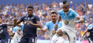 El delantero Michael Estrada (d) en una acci&oacute;n defensiva junto al atacante Daniel Angulo, de Emelec.