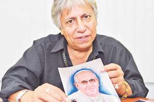 Jos&eacute; Rodr&iacute;guez V&eacute;lez, &lsquo;Pep&iacute;n&rsquo;, guarda una muestra del cuadro que le entreg&oacute; al papa Francisco en Quito. Foto: William Orellana/El Tel&eacute;grafo