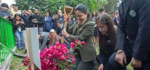 Roc&iacute;o de Moreno acudi&oacute; al colegio La Inmaculada, en Quito, para inaugurar el Tini junto a los alumnos.