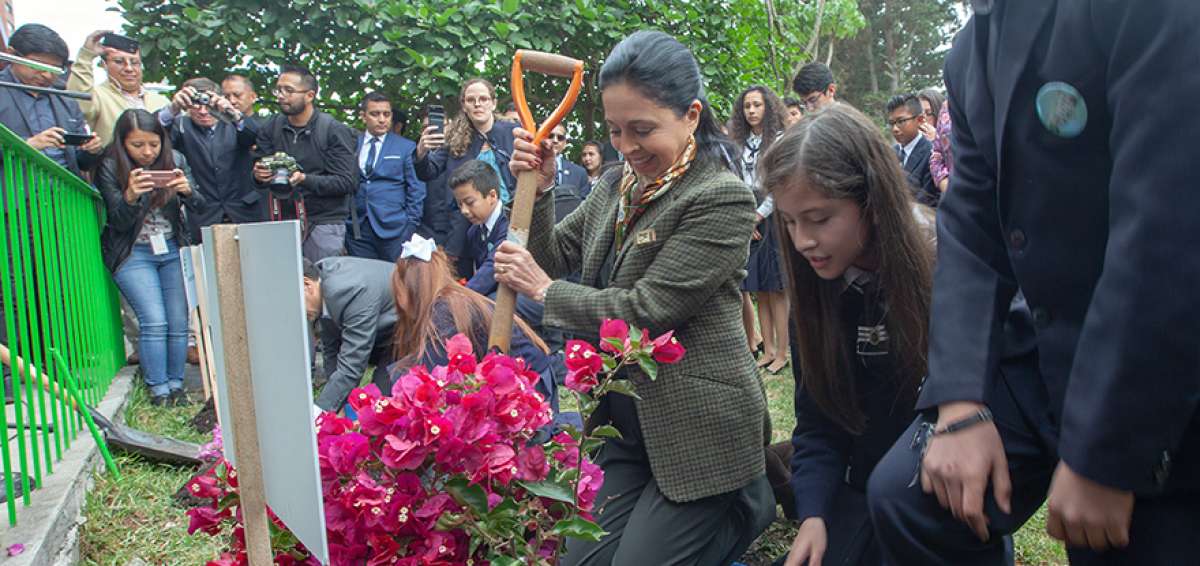 Roc&iacute;o de Moreno acudi&oacute; al colegio La Inmaculada, en Quito, para inaugurar el Tini junto a los alumnos.