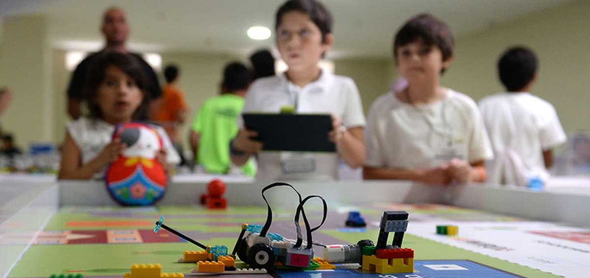 GUAYAQUIL.- Los androides ensamblados por los participantes de la categor&iacute;a WeDo (6 a 10 a&ntilde;os) condujeron figuras de legos, que representaban a ni&ntilde;os, hasta recreaciones de escuelas.