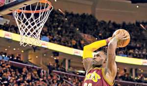 LeBron James, en el &uacute;ltimo juego de los Cleveland Cavaliers, donde consigui&oacute; una nueva marca en su carrera deportiva en la NBA. Foto: AFP