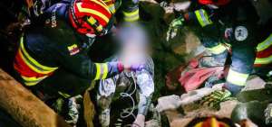 Efectivos del Cuerpo de Bomberos de Quito durante el rescate con vida de una persona que qued&oacute; atrapada bajo los escombros del colapso de una vivienda.