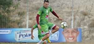 El goleador de los &ldquo;cet&aacute;ceos&rdquo;, Carlos Garc&eacute;s, afina su juego en los entrenamientos previo al enfrentamiento con Deportivo Cuenca en Manta.