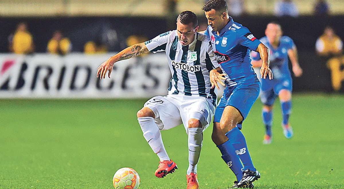 Alejandro Bernal (izq.) defiende el esf&eacute;rico ante la marca del volante de Emelec Pedro Qui&ntilde;&oacute;nez (der.) durante el primer duelo jugado el jueves pasado en Manta. Foto: Cortes&iacute;a
