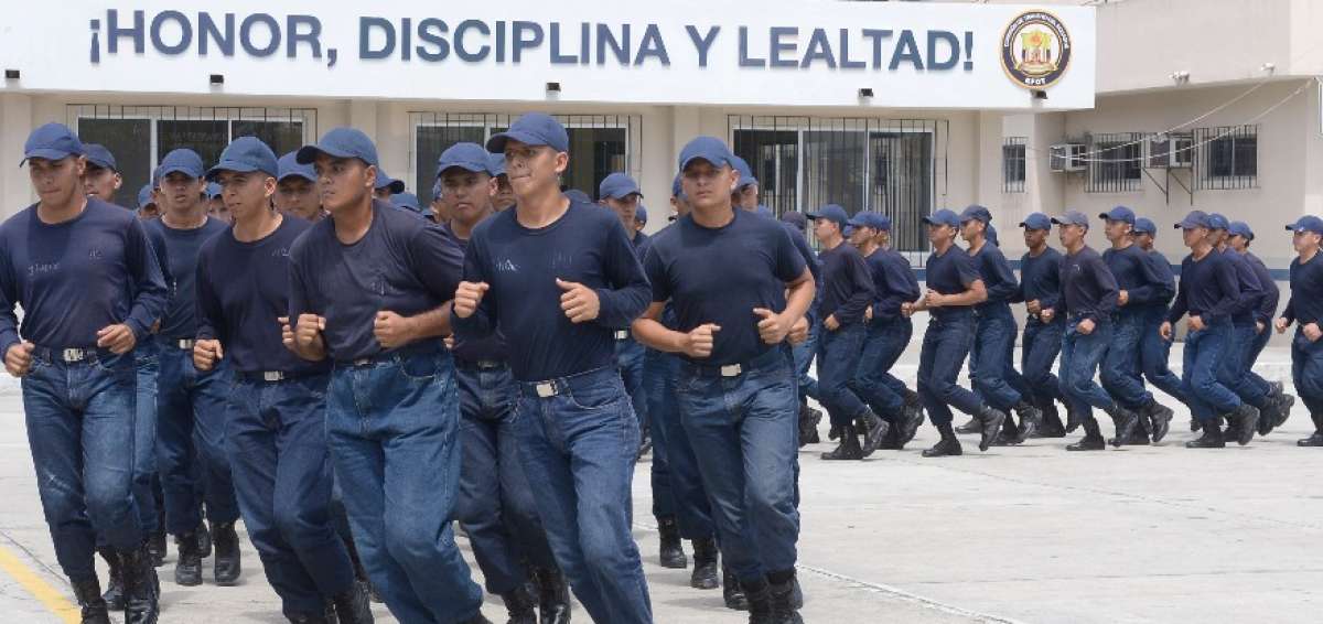 El trote es una de las actividades que realizan en grupo durante las clases en la EFOT.