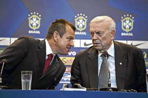 Dunga (izq.) dialoga con Jos&eacute; Maria Marin, presidente de la Confederaci&oacute;n Brasile&ntilde;a de F&uacute;tbol, durante la presentaci&oacute;n en R&iacute;o de Janeiro. Foto: AFP.
