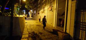 Las escalinatas del cerro Santa Ana, otrora sitio de convergencia de visitantes, lucen semivac&iacute;as a ra&iacute;z de la emergencia sanitaria que se extiende en el pa&iacute;s. 