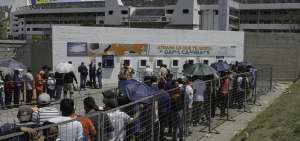 Los aficionados de Liga de Quito se agolparon en los exteriores del estadio Casa Blanca, para adquirir los boletos para la final de vuelta del campeonato.