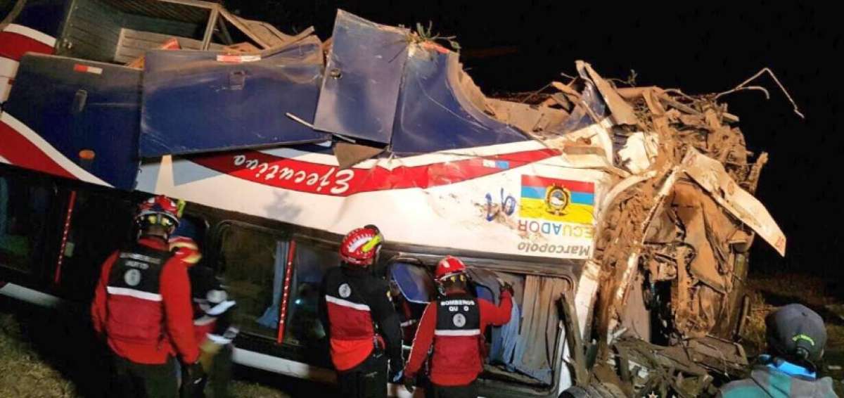 Un bus de la cooperativa Loja cay&oacute; en un abismo a las 03:13 de este lunes.