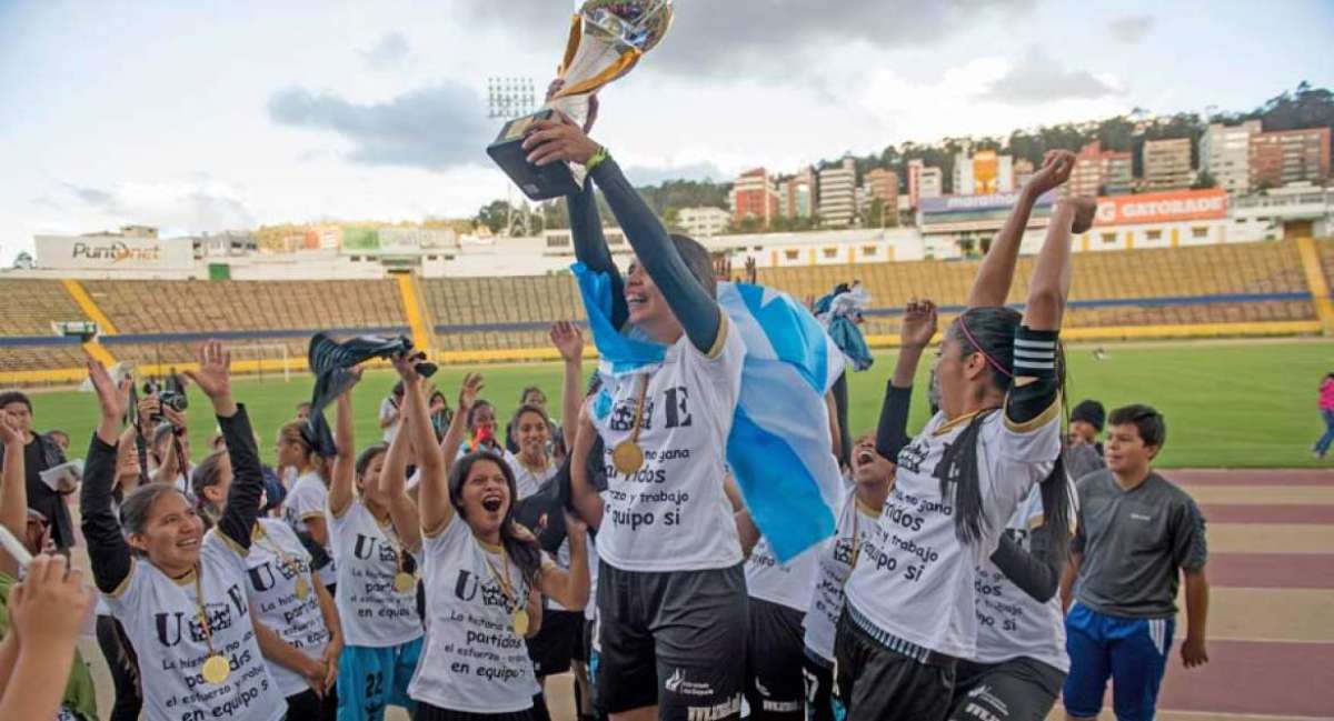 Las jugadoras de Uni&oacute;n Espa&ntilde;ola celebraron su primera corona nacional en el estadio Atahualpa de Quito.