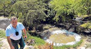 La contaminaci&oacute;n en el r&iacute;o Muerto es evidente. Autoridades verificaron el estado de las aguas. Foto: Rodolfo P&aacute;rraga / El Tel&eacute;grafo