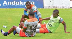 Los jugadores de Aucas entrenan en el estadio Ol&iacute;mpico Atahualpa y en su escenario deportivo, para preparar el choque del domingo contra Liga de Portoviejo. Foto: Santiago Aguirre.