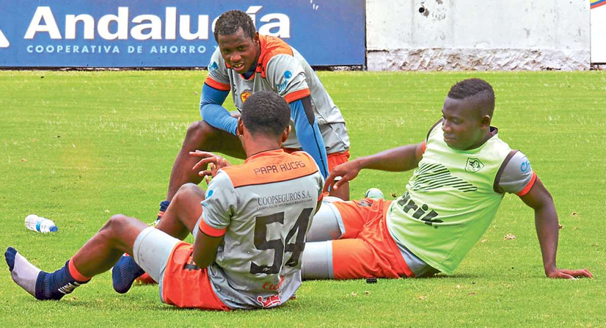 Los jugadores de Aucas entrenan en el estadio Ol&iacute;mpico Atahualpa y en su escenario deportivo, para preparar el choque del domingo contra Liga de Portoviejo. Foto: Santiago Aguirre.