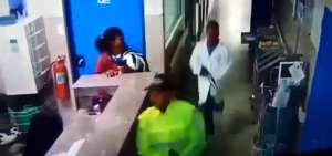 Tras cometer el crimen, los implicados huyeron del hospital amedrentando a los presentes.