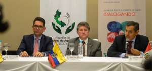 Los ministros: Juan Zuluaga,(Colombia); Rub&eacute;n Flores,(Ecuador) y Gustavo Mostajo, (Per&uacute;) se reunieron en Quito.