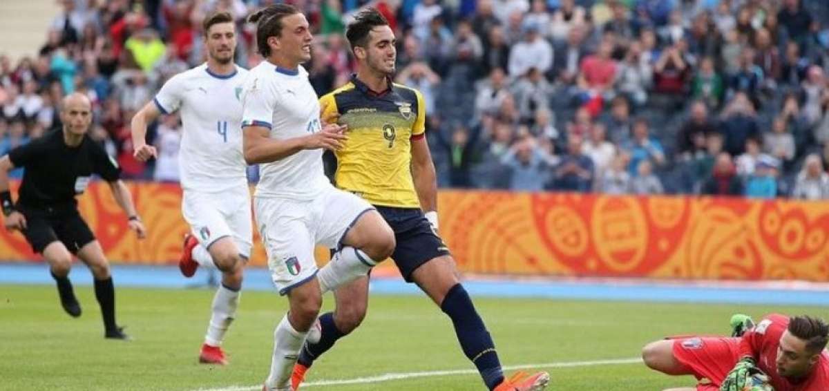 Aguinaga env&iacute;a un consejo a Campana por el penal errado