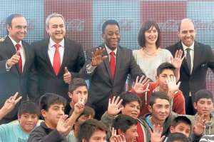 Pel&eacute; (centro) siempre est&aacute; dispuesto a formar parte de campa&ntilde;as que apoyen el desarrollo del deporte desde la juventud. Foto: Agencia EFE