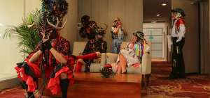 Danzantes de la tradicional Diablada de P&iacute;llaro llegaron con las autoridades al hotel Radisson, en Guayaquil.