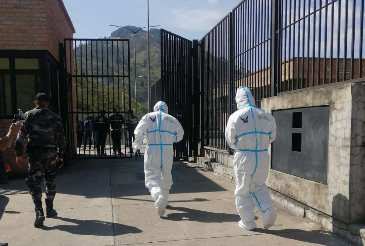 Personal de la Policía ingresa a la cárcel de Turi para el levantamiento del cadáver.