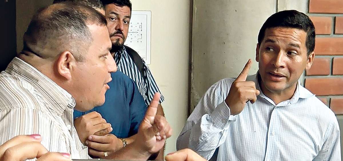 Rolando Ter&aacute;n (i), coordinador del club Santa Rita, discute con el presidente de la Asociaci&oacute;n de &Aacute;rbitros de Ecuador, Luis Muentes, en el edificio de la FEF.