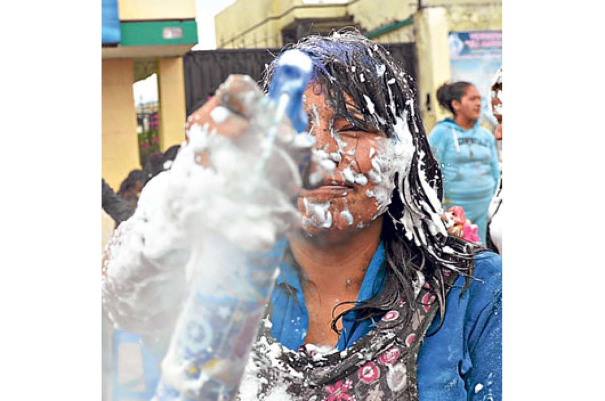 Con agua o con &lsquo;carioca&rsquo; la fiesta del carnaval se vive en la capital