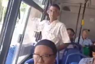 Un hombre se lanzó por la ventana al no recibir monedas en un bus. 