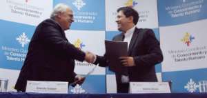Los representantes de Talento Humano y Unasur firmaron una carta de compromiso.