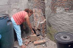 En la avenida del Ej&eacute;rcito y Bolivia, al sur de Guayaquil, una pared colaps&oacute; a consecuencia del fuerte sismo de ayer. Foto: Karly Torres/ El Tel&eacute;grafo 