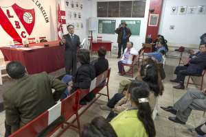 Los residentes escucharon con atenci&oacute;n las explicaciones en Carcel&eacute;n. Foto: Fernando Sandoval