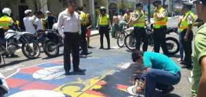 Instantes en los que trabajadores del Municipio cubr&iacute;an de pintura el escudo de Barcelona. Foto: Tomada de @DeporVito