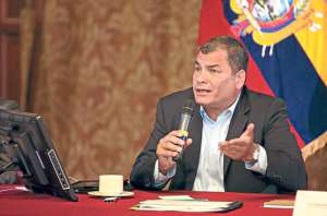 El Presidente Correa mantuvo un encuentro con medios internacionales para explicar el derivado financiero con oro que ejecuta el BCE. Foto: Cortes&iacute;a Presidencia de la Rep&uacute;blica.